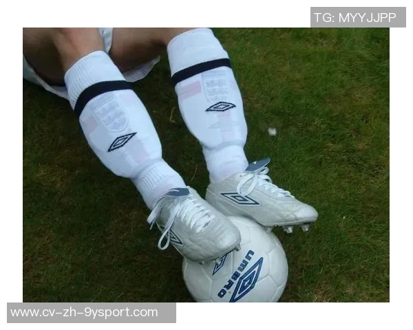 足球袜的选择与搭配技巧分享新浪博客带你了解足球装备的魅力与实用性